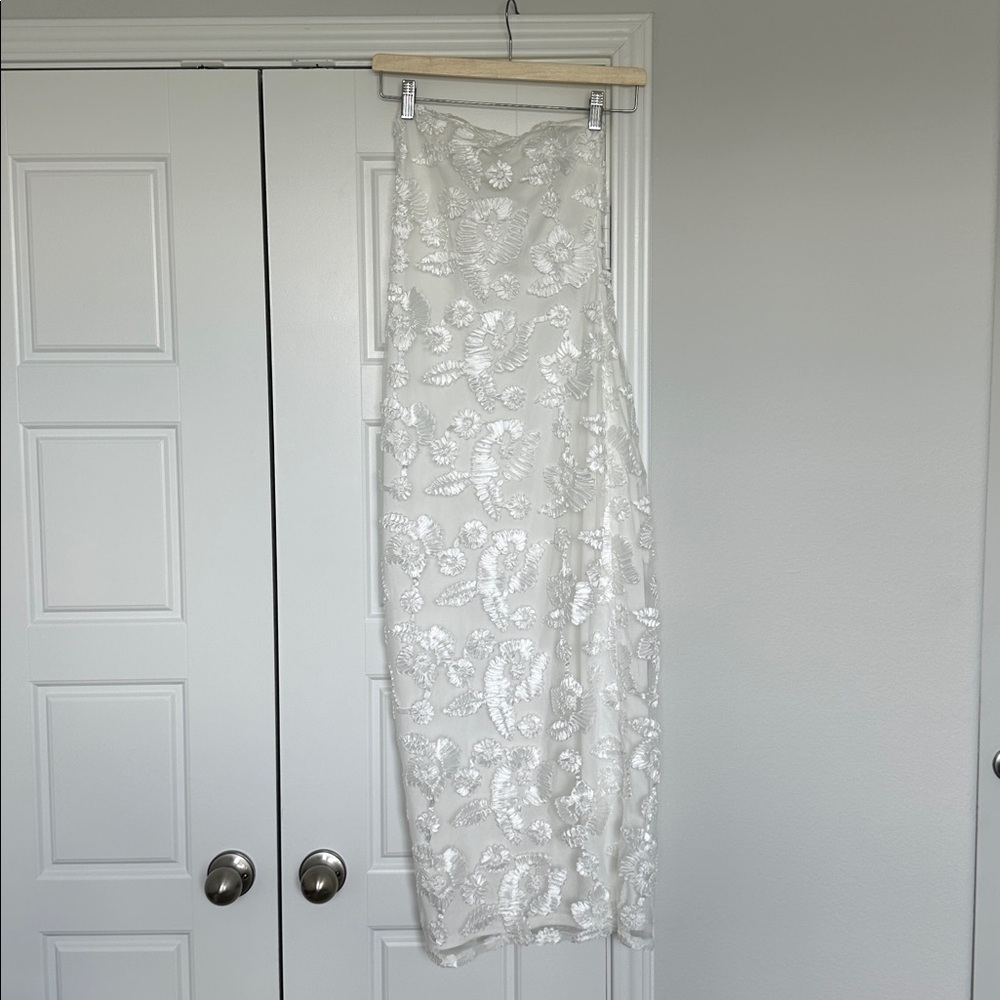 12th Tribe Leilani White Floral Textured Strapless Dress in Size Small